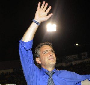Carlos de los Cobos will be looking for his first coaching title in his career when he leads the Fire in 2010. Carlos de los Cobos will be looking for his first coaching title in his career when he leads the Fire in 2010.