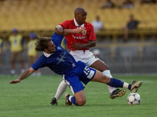 Quinton Fortune of England's Manchester United team fights for the ball against Goren Lozanovski of Australia's South Melbourne team during a game of the First FIFA World Club Championship at the Maracana stadium in Rio de Janeiro, Brazil Tuesday Jan. 11, 2000. (AP Photo/Dario Lopez-Mills) Quinton Fortune of England's Manchester United team fights for the ball against Goren Lozanovski of Australia's South Melbourne team during a game of the First FIFA World Club Championship at the Maracana stadium in Rio de Janeiro, Brazil Tuesday Jan. 11, 2000. (AP Photo/Dario Lopez-Mills)